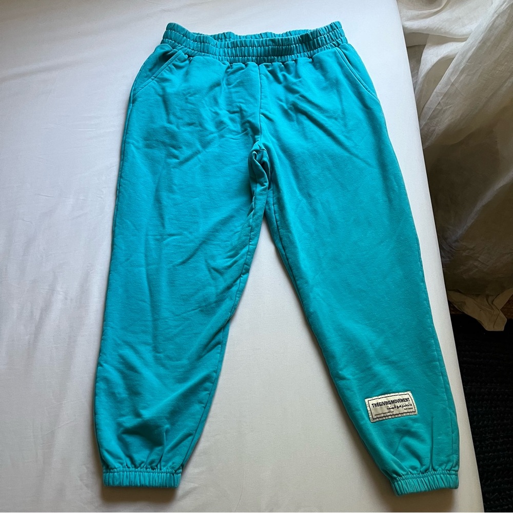 THEGIVINGMOMENT blue logo patch knit cropped elastic waist jogger sweat pants